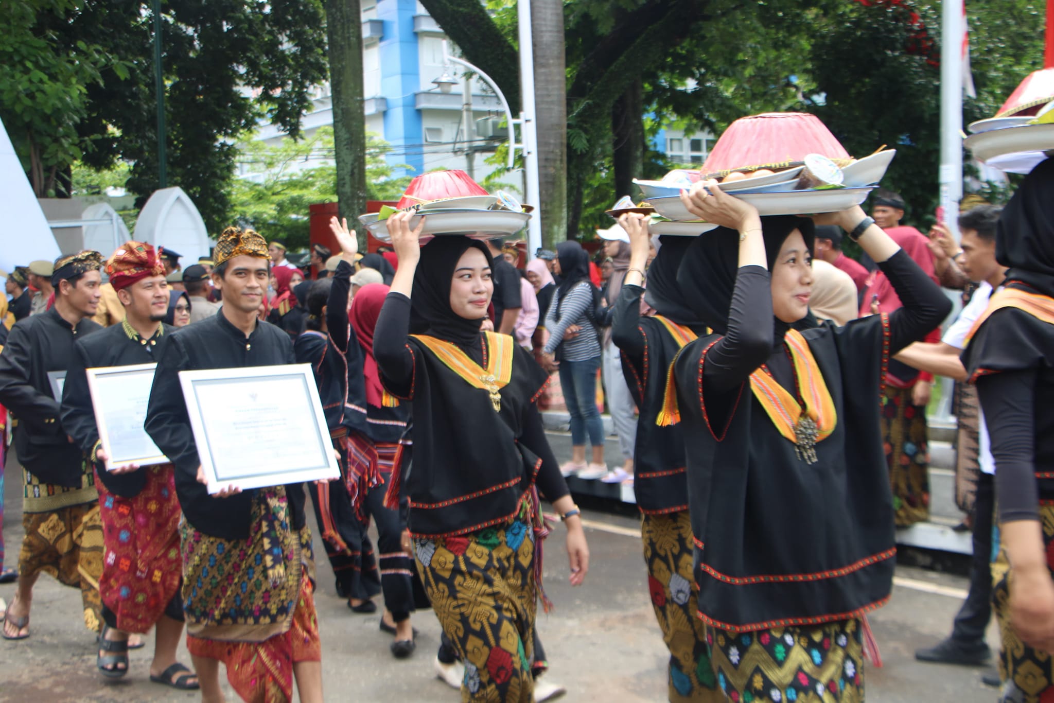 parade-dulang-meriahkan-hut-ke-66-ntb